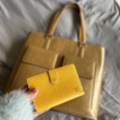 LOUIS VUITTON トートバッグと財布の画像