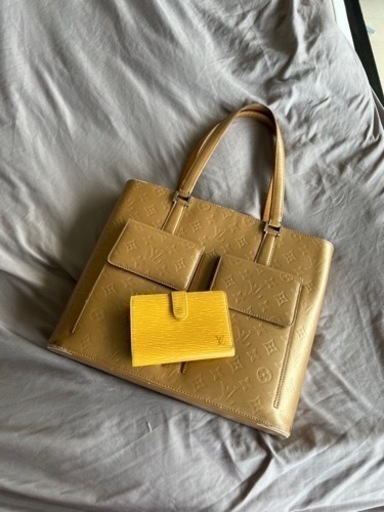 LOUIS VUITTON トートバッグと財布