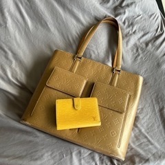 LOUIS VUITTON トートバッグと財布の画像