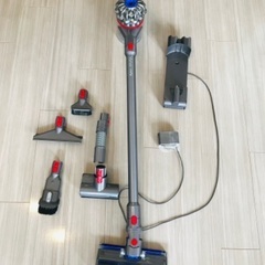 Dyson V8 Fluffy(フィルターの蓋に破損あり)の画像