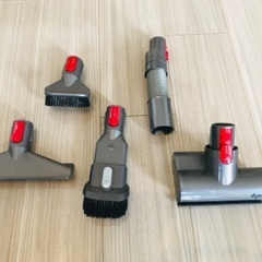 Dyson V8 Fluffy(フィルターの蓋に破損あり)の画像