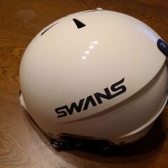 スワン　スキーヘルメットとゴーグルの画像