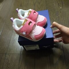 未使用　スニーカー　13センチ　MIZUNO