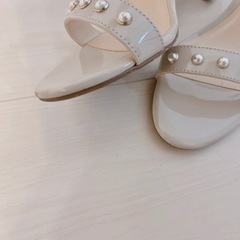 パール　ベージュサンダルの画像