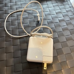 Apple 13インチ　MacBook pro retina ディスプレイモデル用　電源アダプターの画像