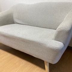 2人がけのソファー差し上げます。費用を出していただければお運びします。