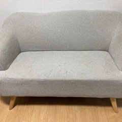 2人がけのソファー差し上げます。費用を出していただければお運びします。の画像