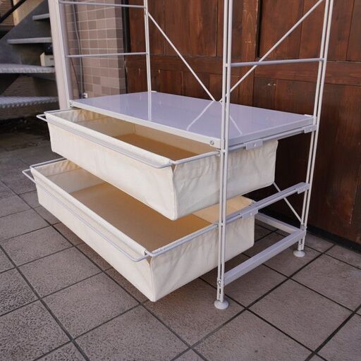 1人暮らしなどにおススメ無印良品(MUJI)のスチールユニットシェルフ。引き出し付きなのでちょっとした収納にも便利です。シンプルなデザ