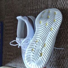 Adidas白いスニーカー24.5の画像
