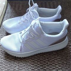Adidas白いスニーカー24.5の画像