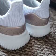 Adidas白いスニーカー24.5の画像