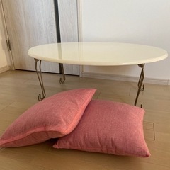 無料　ねこあし折りたたみ机とクッション2個