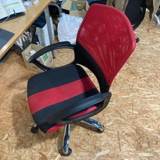 メッシタイプのイス
