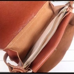 牛革のショルダーバッグの画像