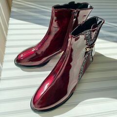 【配送・直接引渡OK】管理番号：D-49 未使用品　サイズ23.5ｃｍ相当　レディース　エナメル革ブーツの画像