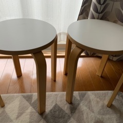IKEAのスツールFROSTA(トップ白)2組