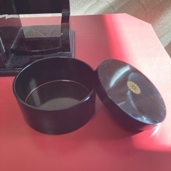 『未使用品』漆塗り　小物入れ　菊の紋の画像