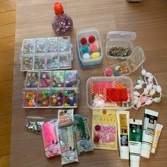 ビーズ パーツ 紐 アクリル絵の具など