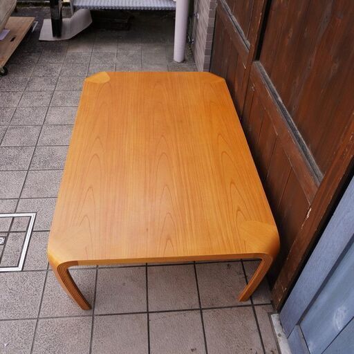 天童木工(TENDO)のロングセラー商品、乾三郎の座卓(板目) W121cmです。シンプルなデザインは和室になじみやすく、軽くて移動も