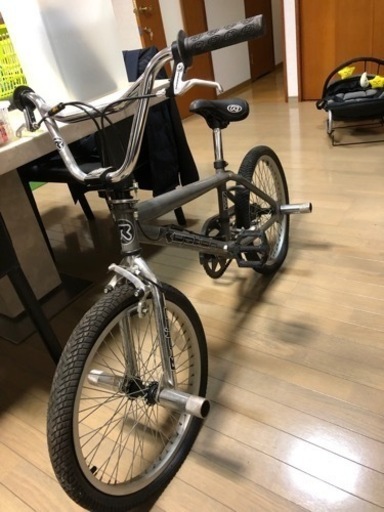 BMX タイヤパンクしてます。
