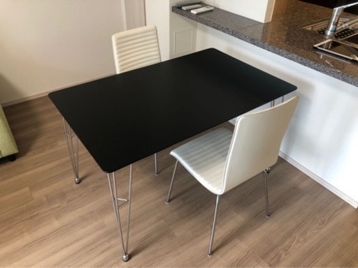 ダイニングテーブルと椅子2個