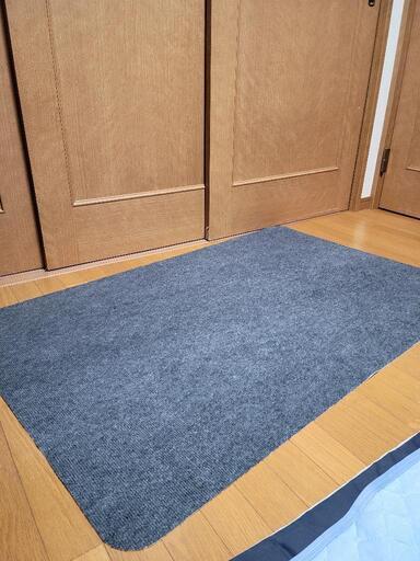 椅子 マット床保護マット 140×90cm PVC デスクカーペット Hriiiiya セルフ粘着 床のキズ防止チェアマット 床保護マット 4mm ゲーミングチェアマット 滑り止め吸音 丸洗い可能可能 カット可能 騒音 傷 防止\n\n