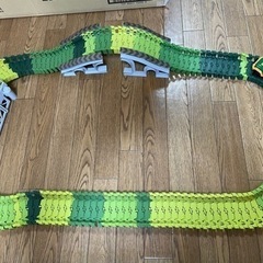 電池で動く車とレールの画像