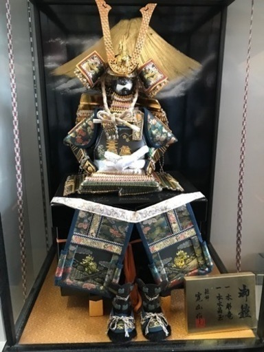 サイズ大きめの五月人形　御鎧　よろい　兜　カブト　ケース入り