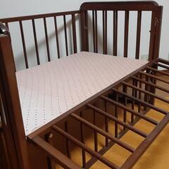 ベビーベッド(赤ちゃんゲートにも変形可)　マットレス無し　横開き　高さ調節　傷汚れありの画像