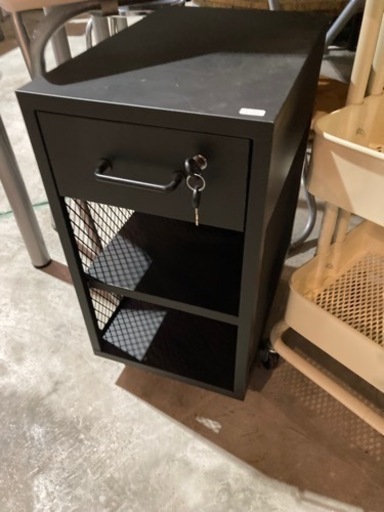 引き出し付き棚