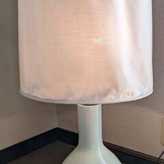 花瓶をモチーフにした陶器製のフロア型スタンドライト　高さ約90cm