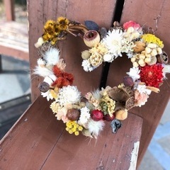 ハートのリース　花や資材材料の画像