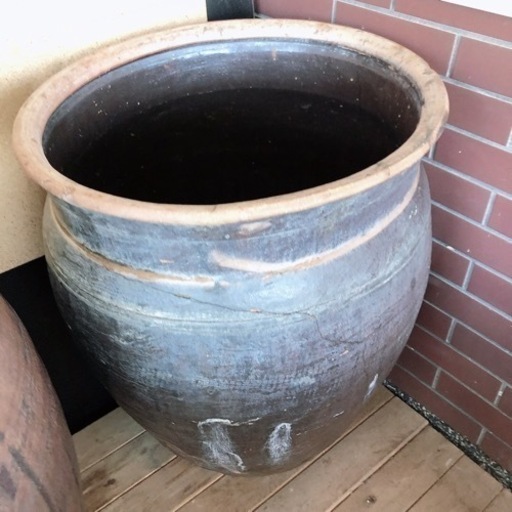 ※割れあり※大きな甕①✨瓶・壺・カメ✨(約)直径５０㎝×高さ７４㎝✨まん丸ではなく歪な形です、味があります【こちらは店舗です。浜村鹿野温泉ICから3分 買取本舗 宮本リサイクル 営業時間９～１９時 定休日水曜日】