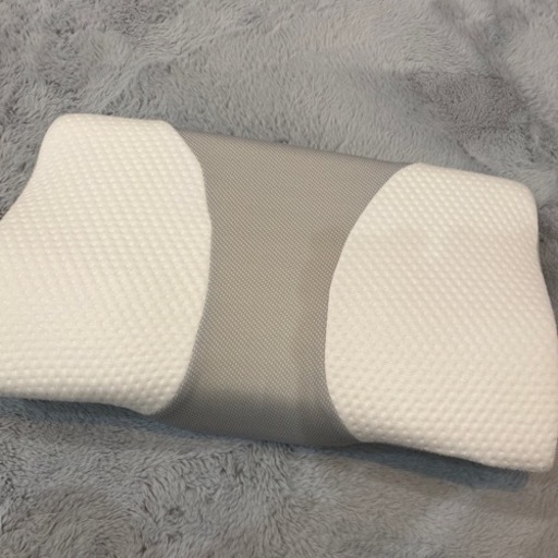 肩や首のこりに　頭を包み込んでくれる枕