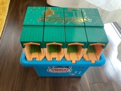 プラレール　たためるトーマス機関庫