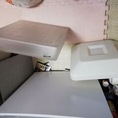 照明器具の四角いカサ部分だけ。