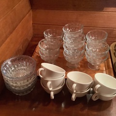 カフェの食器　皿　パフェ　コーヒーカップ　の画像