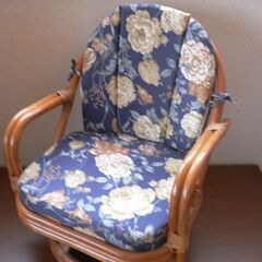 籐細工の座椅子　低い ロータイプ　回転式　美品