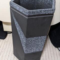 陶器　モダンな傘立て