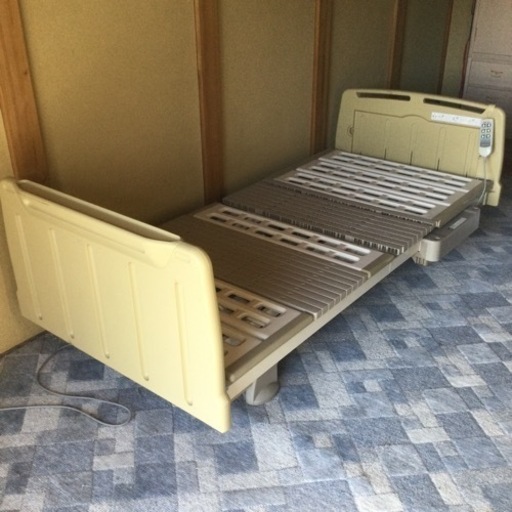 中古　長期保管品　介護ベッド　910幅マット　パラマウントベッド　　幅95　　奥行207　　高さ69.5-99　マット面高39-68 （ｃｍ）　マット付き