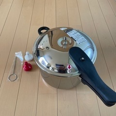 圧力鍋(未使用)とお料理BOOKの画像
