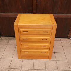 イギリスアンティークのオーク材を使用した4段チェストです。北欧