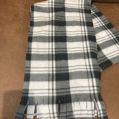 スリーコインズ　モノクロ　チェック　マフラー