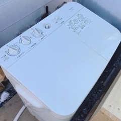 なつかしの二層式洗濯機です。