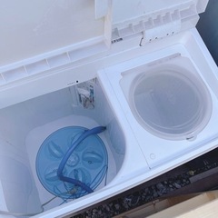 なつかしの二層式洗濯機です。の画像