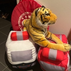 虎ぬいぐるみ、消防車、パトカーのぬいぐるみ、おもちゃトンネル
