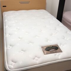 跳ね上げ式ベッド台とシモンズマットレス、セミダブル