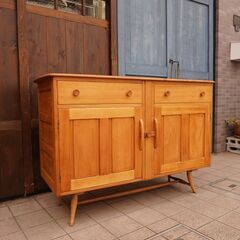 イギリスercol(アーコール)社のエルム無垢材を使用したサイドボードです！外向きの脚部が特徴の丸みを帯びた可愛らしいフォルムのリビングボード。お部屋を優しい雰囲気にしてくれる英国アンティーク家具CB218の画像