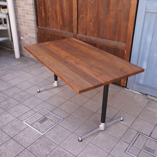 greeniche(グリニッチ) ウォルナット無垢材 カフェテーブル。ソファーにも合わせやすいオリジナルのコーヒーテーブルです。ブルッ