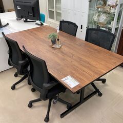 オフィスチェア４脚セットのミーティングテーブルです！